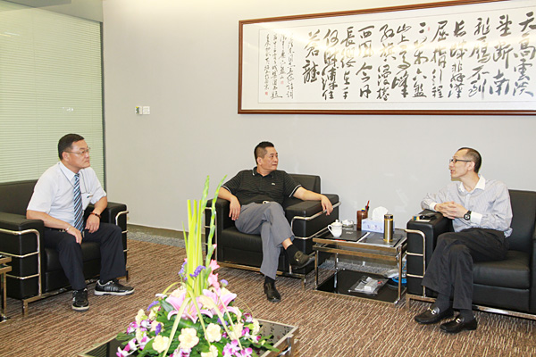 臺(tái)灣復(fù)合式餐飲連鎖機(jī)構(gòu)好茗堂總經(jīng)理曾德明（左二）與集團(tuán)總裁黃炳煌洽談合作