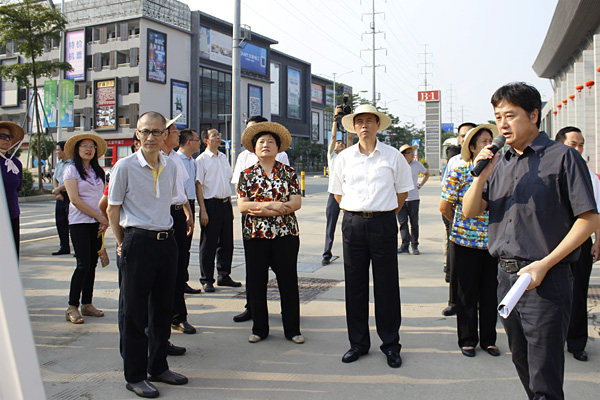 趙俊平向田夫書記匯報(bào)中亞電子博覽中心建設(shè)情況