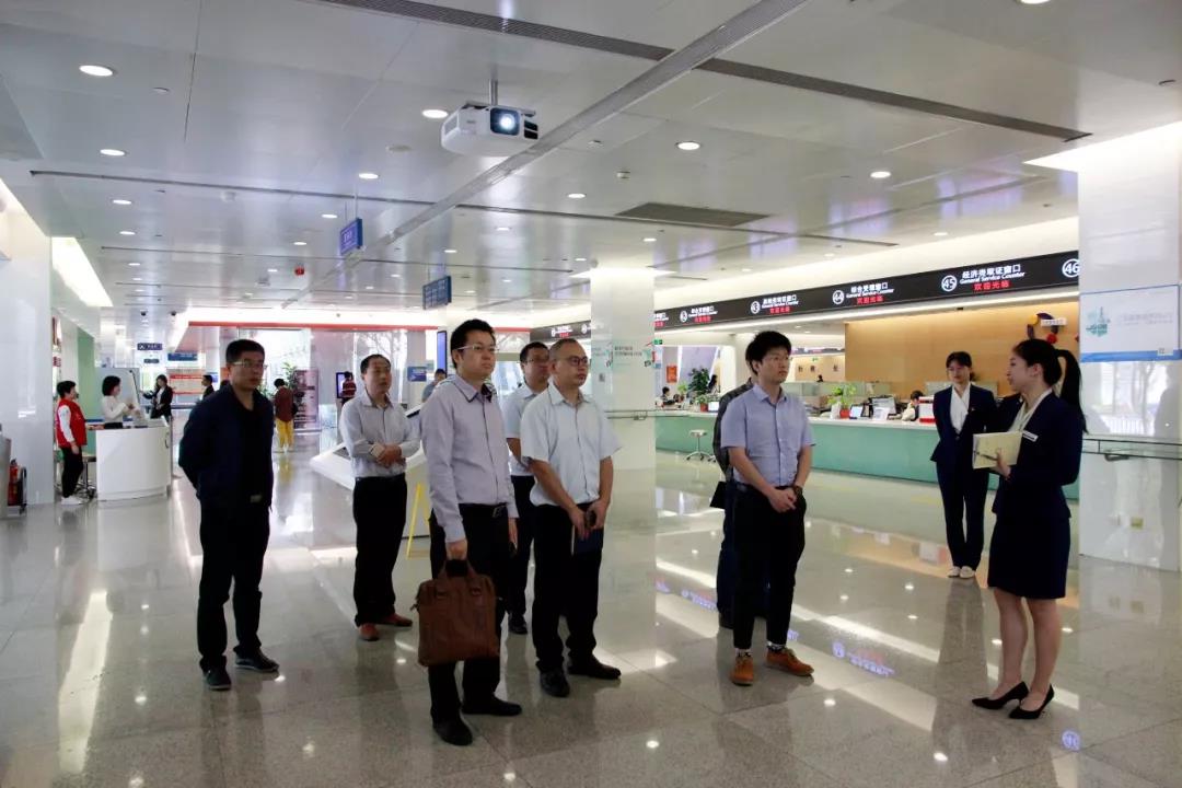 領(lǐng)導們參觀深圳市行政服務(wù)大廳
