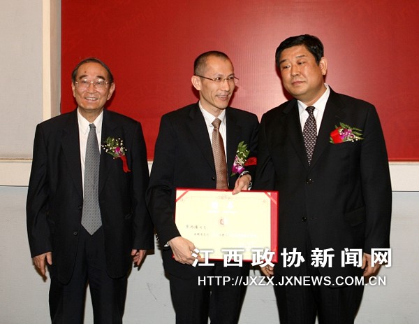 厲以寧院長(zhǎng)和全哲洙書記為黃炳煌委員頒發(fā)北大民院院長(zhǎng)顧問聘書